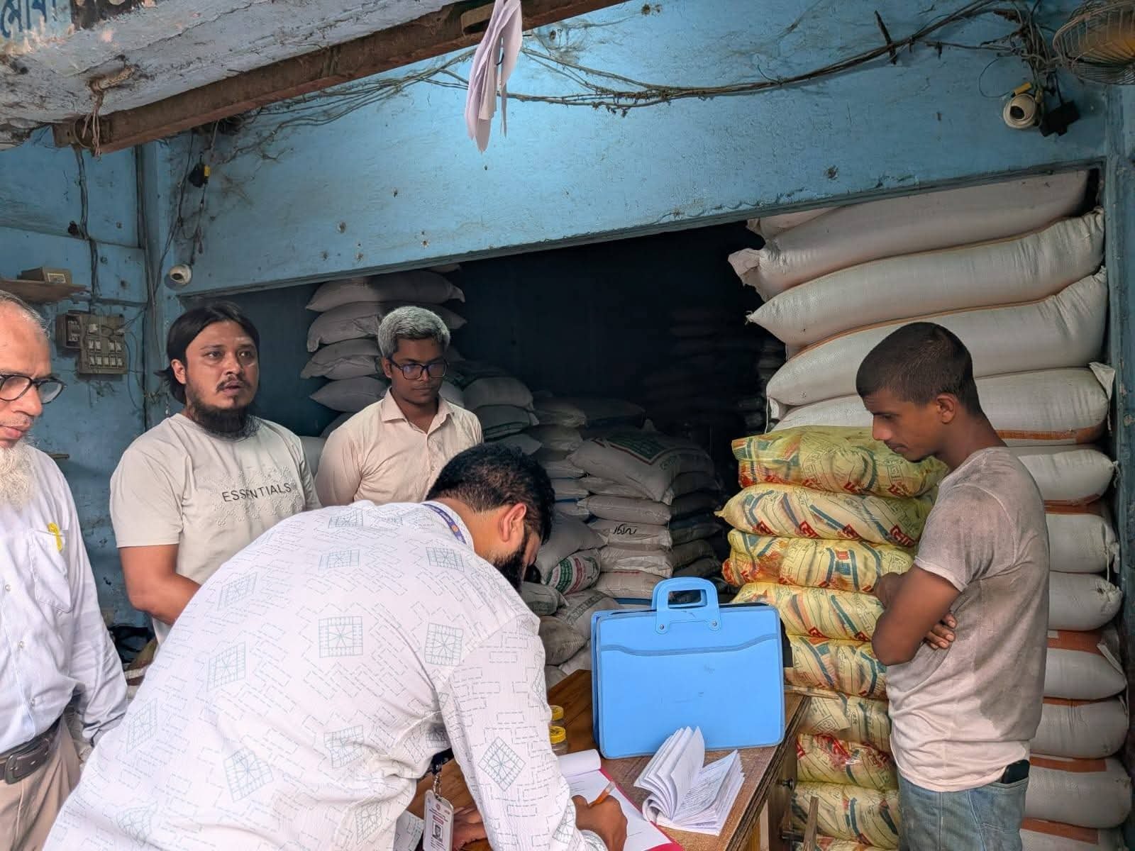 সিলেটের কালিঘাটে মোবাইল কোর্ট, মৎস্য ও পশুখাদ্য আইনে ২ মামলায় ৩৫ হাজার টাকা জরিমানা