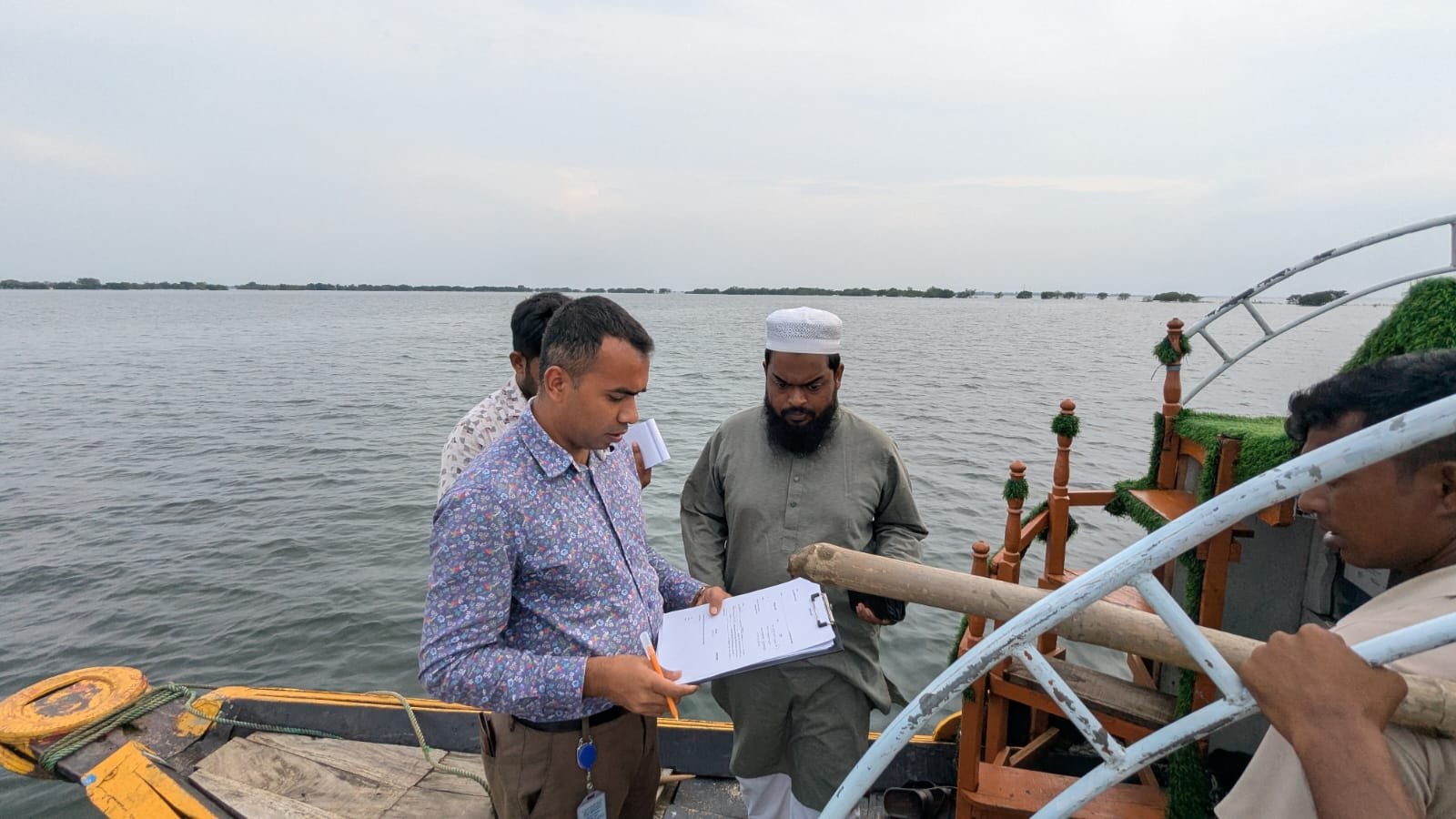 টাঙ্গুয়ার হাওরের সংরক্ষিত এলাকায় অবৈধ প্রবেশ: ৬ হাউজবোটকে জরিমানা, সচেতনতামূলক অভিযান
