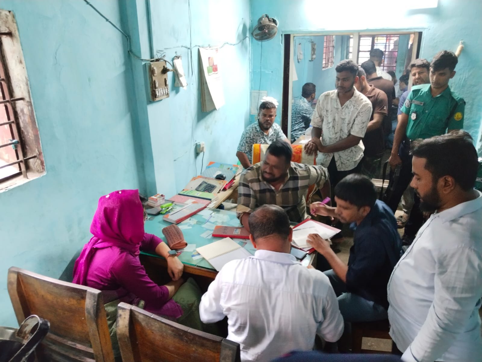 দক্ষিণ সুরমায় মোবাইল কোর্টের অভিযান, অস্বাস্থ্যকর পরিবেশে খাদ্য উৎপাদন; বেকারিকে ৪০ হাজার টাকা জরিমানা
