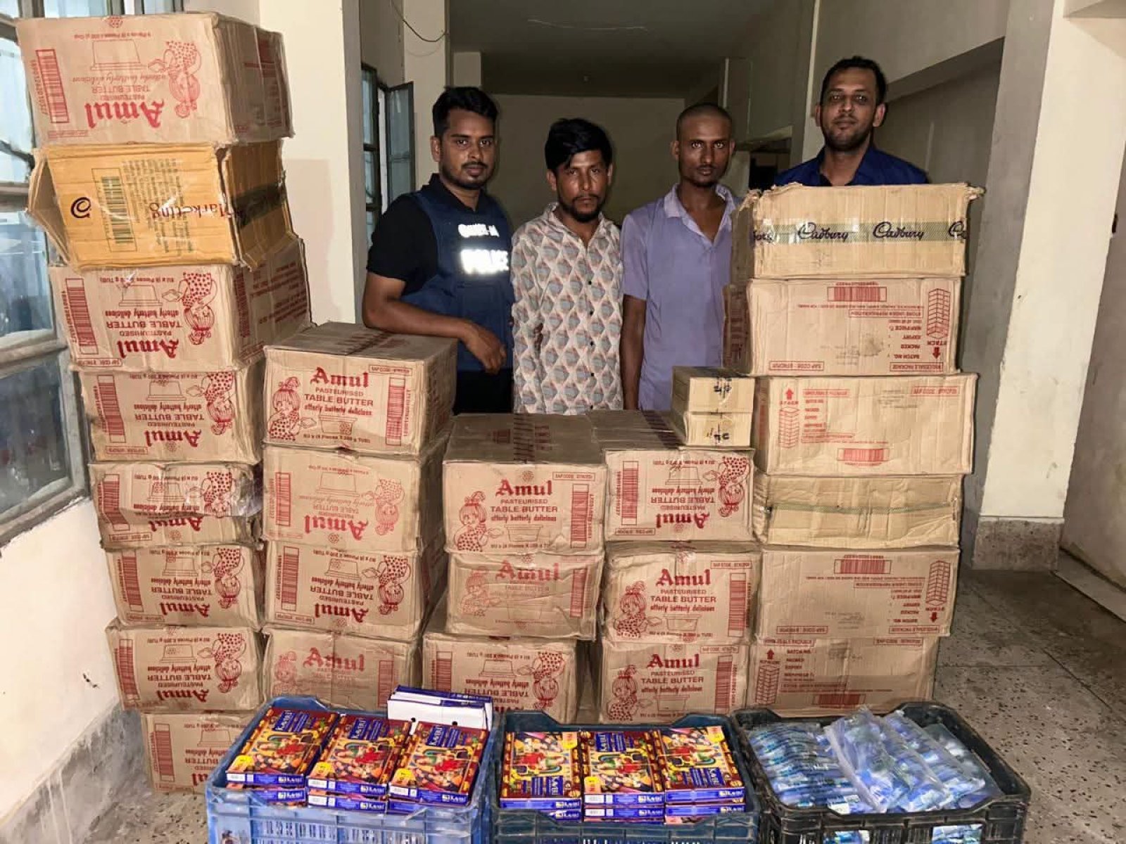 শেরপুরে চোরাচালানের ট্রানজিটে পুলিশের অভিযান, জব্দ প্রায় ৬ লাখ টাকার পণ্য
