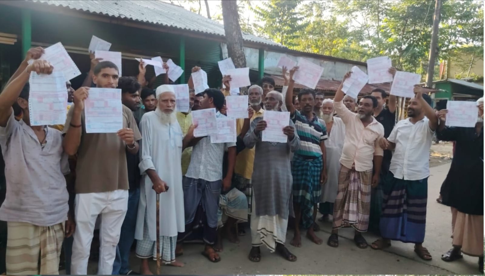 ছাতকে অতিরিক্ত বিদ্যুৎ বিল ও লোডশেডিংয়ের প্রতিবাদে চরবাড়ুকা গ্রামের গ্রাহকদের ক্ষোভ