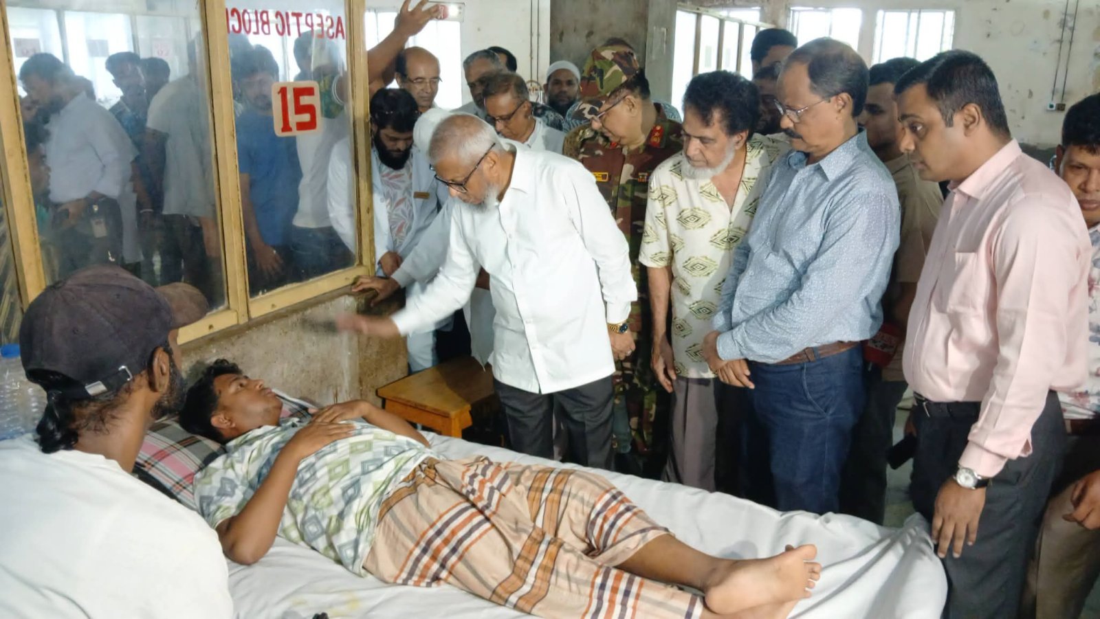 পর্যটকদের ওপর হামলা, রক্ষা করতে গিয়ে আহত সাংবাদিক—হাসপাতালে দেখতে গেলেন মন্ত্রী