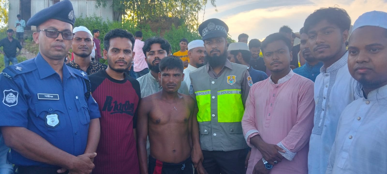 মাদকবিরোধী লিফলেট হাতে মাঠে নামতেই মাদকসহ আটক ১