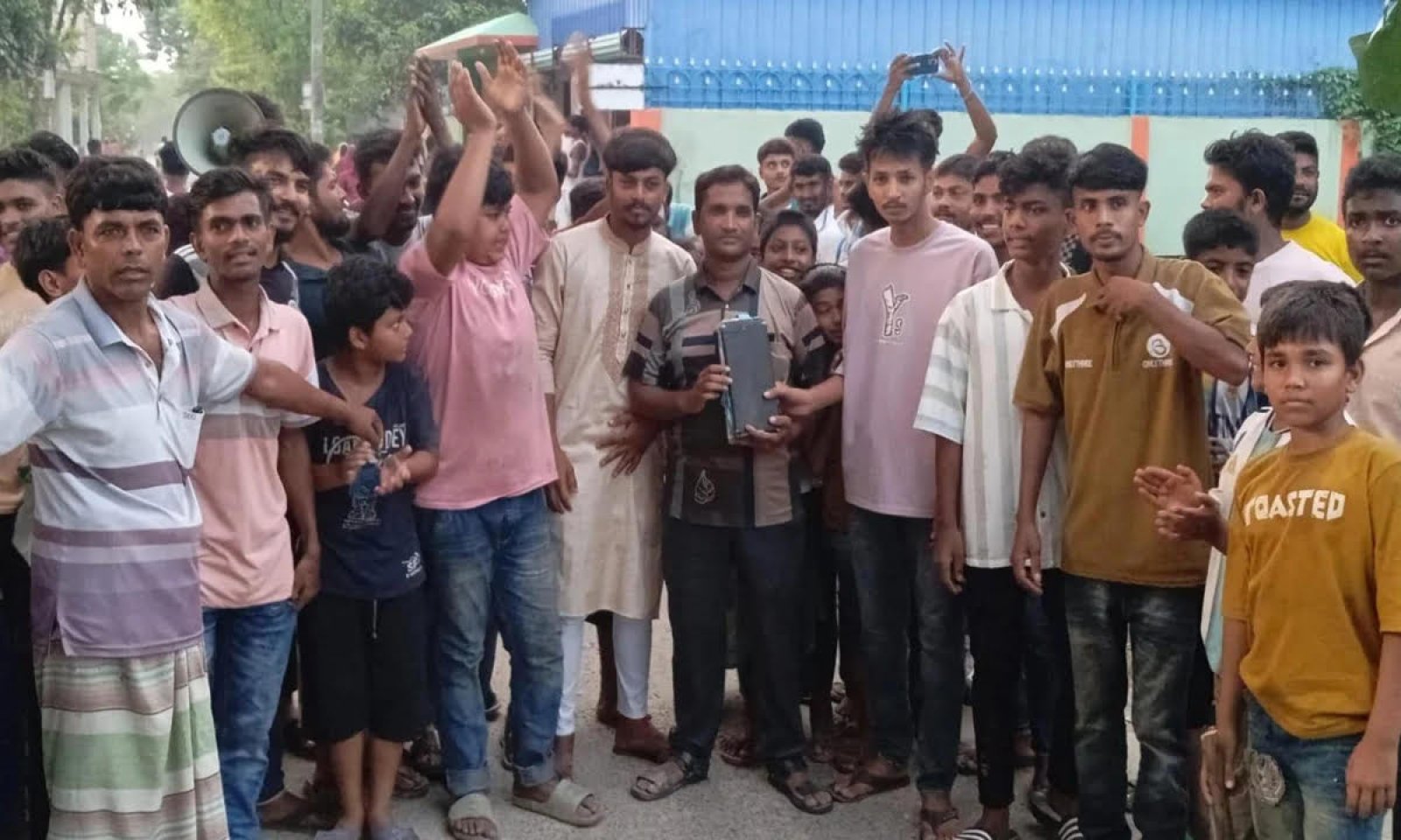 ঈশ্বরদীতে অতিরিক্ত বিল ও লোডশেডিংয়ের অভিযোগে মিটার রিডারকে ৪ ঘণ্টা অবরুদ্ধ