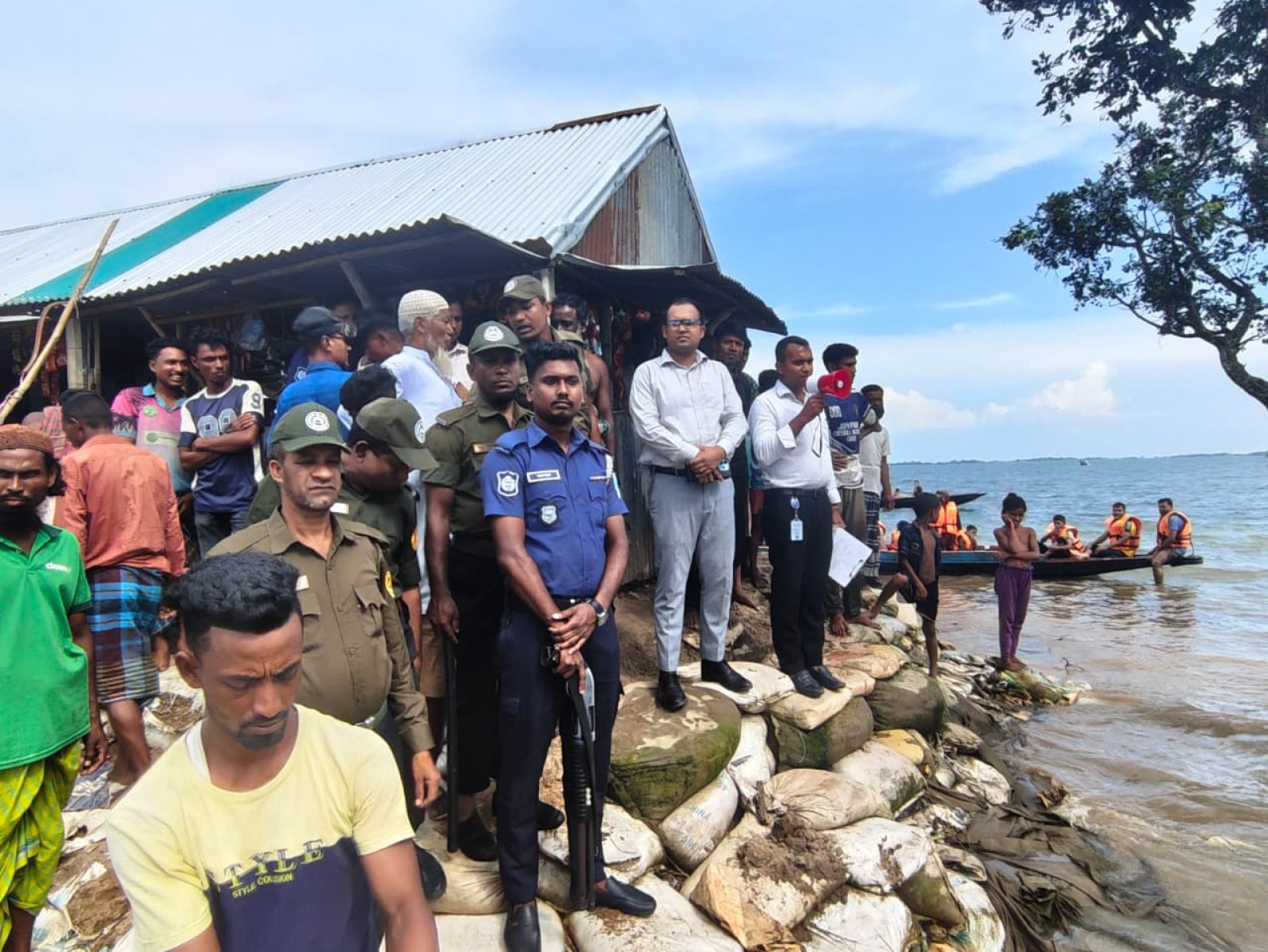 টাঙ্গুয়ার হাওরে পরিবেশ অধিদপ্তরের মোবাইল কোর্ট, ৮ নৌকাকে জরিমানা