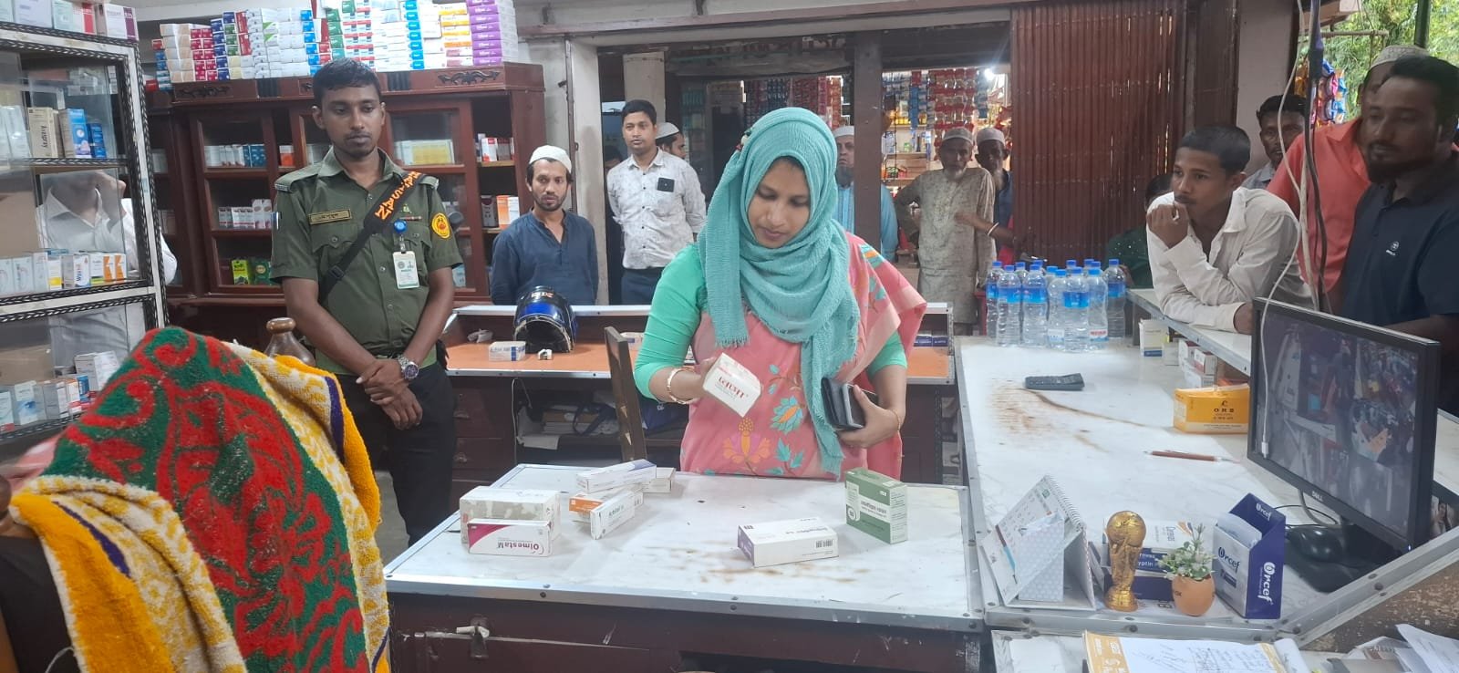 কানাইঘাটে মেয়াদোত্তীর্ণ ওষুধ বিক্রি, দুই ফার্মেসিকে ২৫ হাজার টাকা জরিমানা