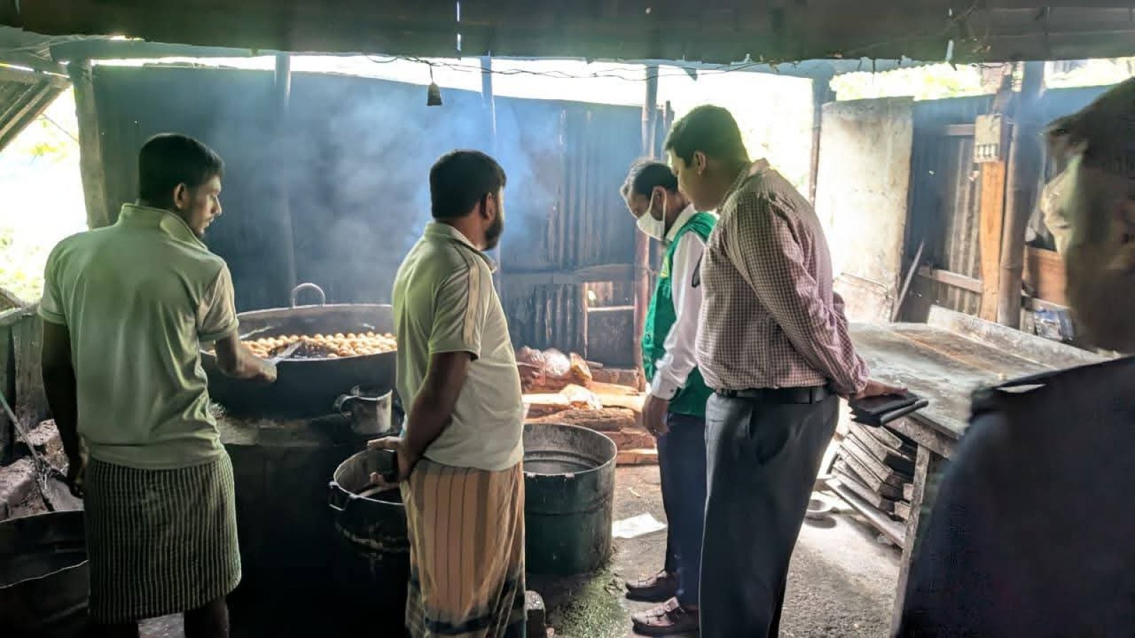 কোম্পানীগঞ্জে বেকারি ও মসলা প্রক্রিয়াজাতকরণ প্রতিষ্ঠানে মোবাইল কোর্ট, জরিমানা ৪৫ হাজার টাকা