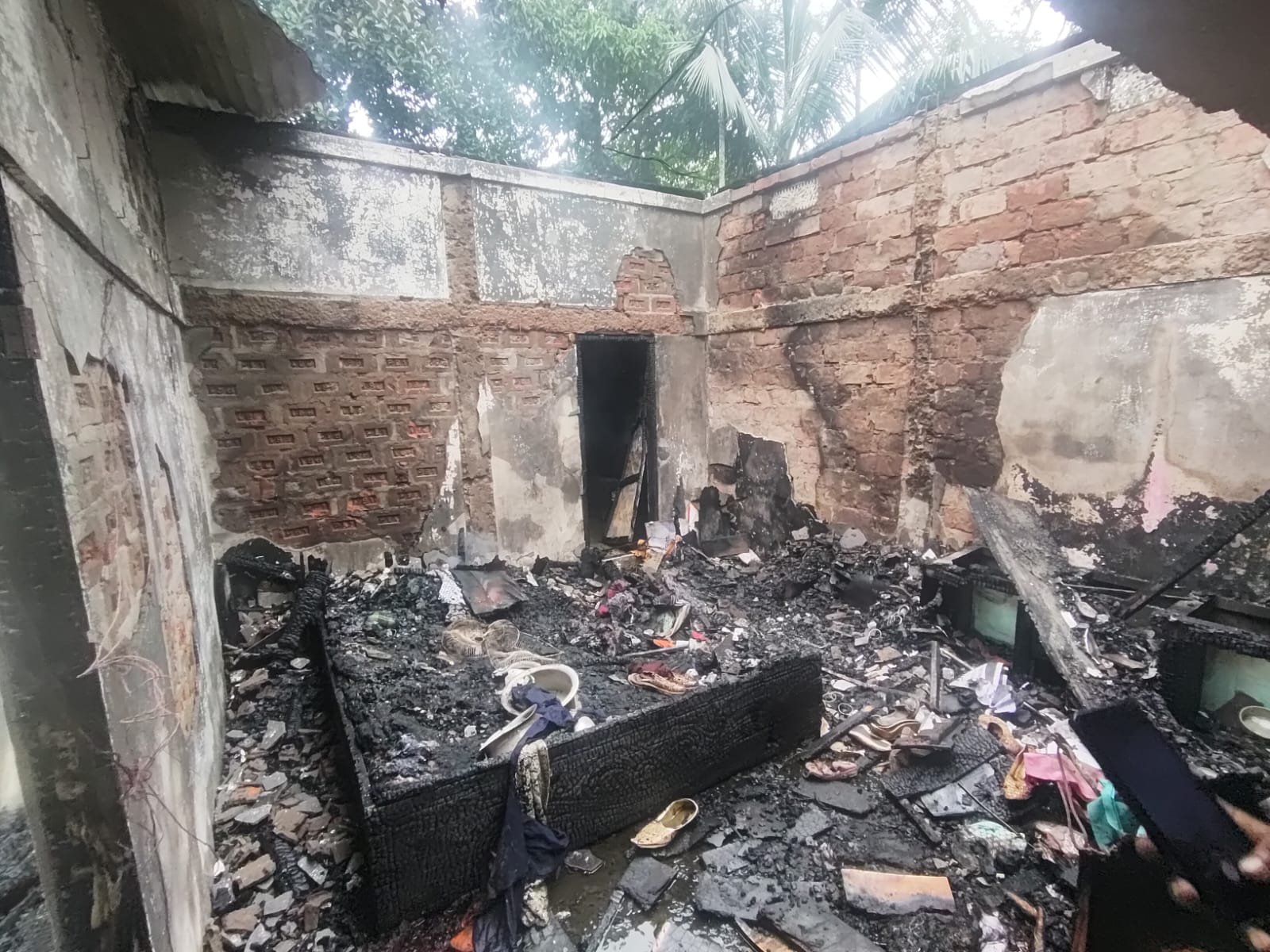 গোলাপগঞ্জে ভয়াবহ অগ্নিকাণ্ডে ৭ কক্ষের বাড়ি পুড়ে ছাই