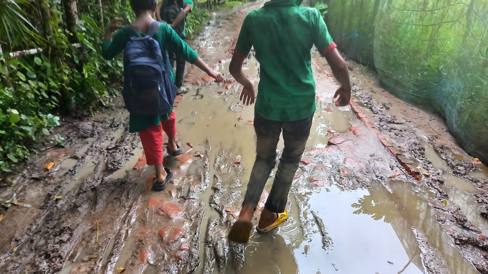 জনদুর্ভোগের চরম সীমা: গাবগাছিয়া-বুরুজবাড়ি সড়ক দ্রুত সংস্কারের দাবি