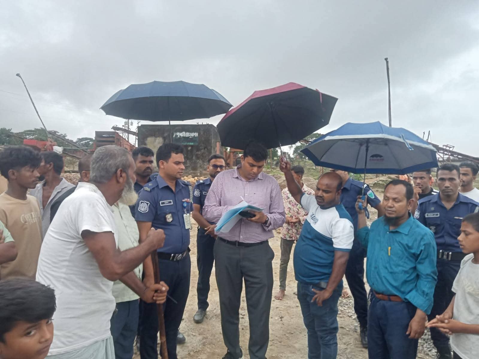 ধলাই ব্রিজ রক্ষায় অভিযান অব্যাহত, জব্দ বালু নিলামে সরকারি কোষাগারে ১.৮৭ লাখ টাকা