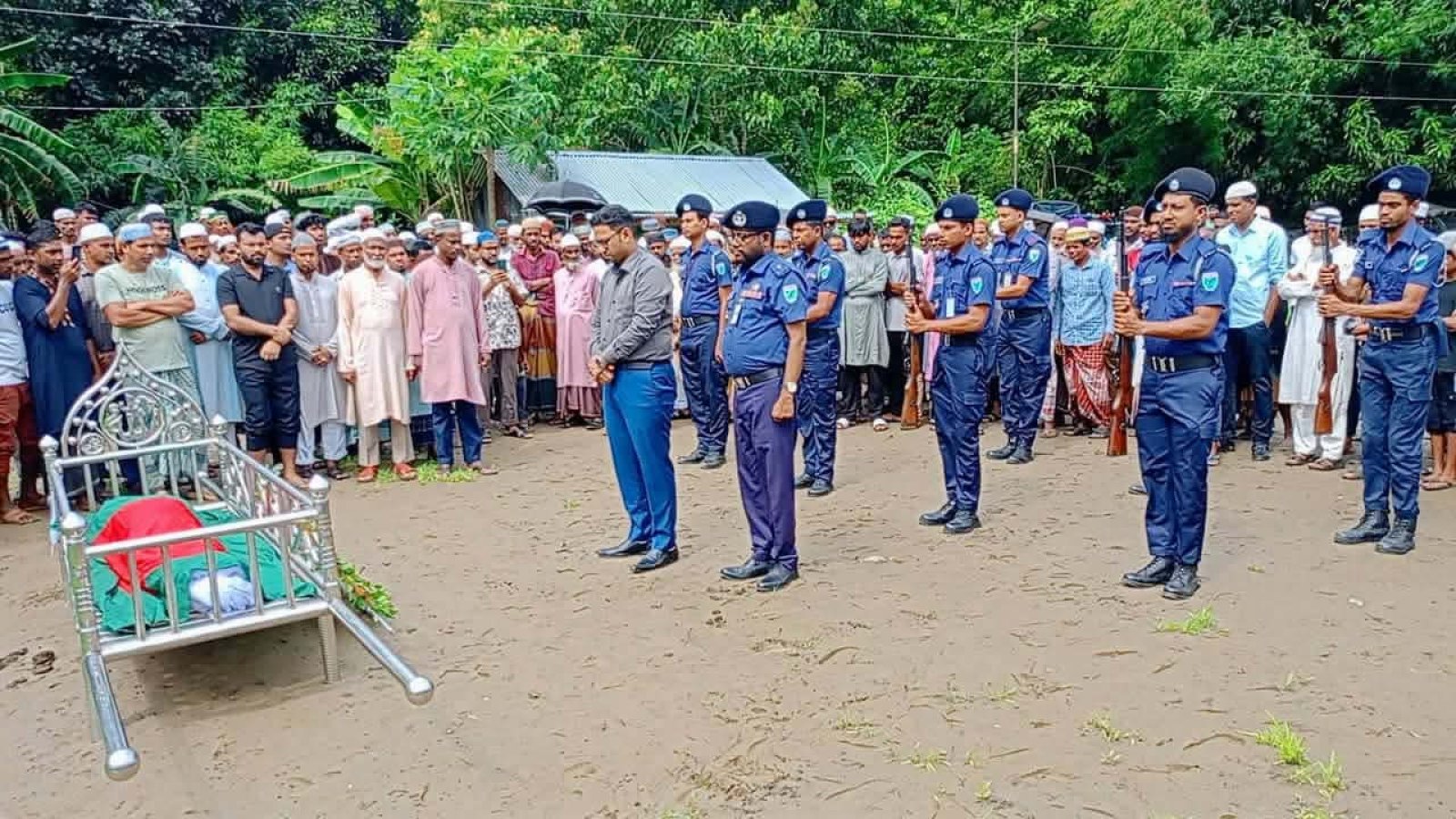রাষ্ট্রীয় মর্যাদায় বীর মুক্তিযোদ্ধা আব্দুর রশিদের দাফন সম্পন্ন