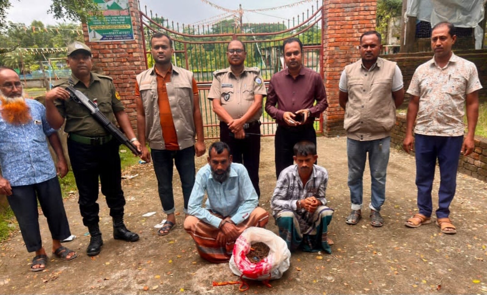 মোরেলগঞ্জে পৃথক মাদকবিরোধী অভিযানে ৪ কেজি গাঁজাসহ আটক ২