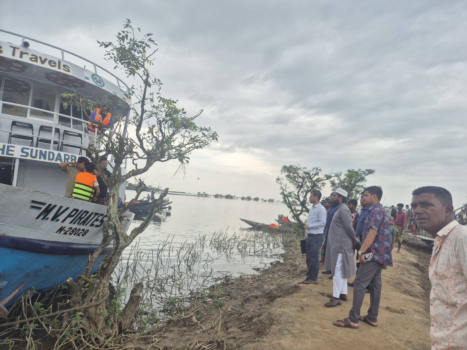 টাঙ্গুয়ার হাওরে পরিবেশ অধিদপ্তরের অভিযান, ৩ নৌযানকে জরিমানা