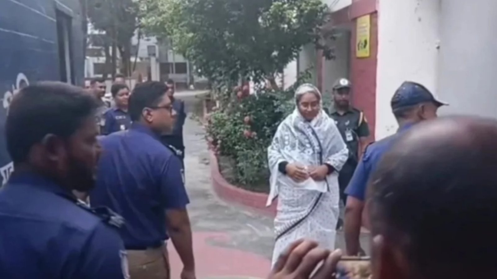স্বামীর মৃত্যুতে ১২ ঘণ্টার প্যারোলে মুক্তি পেলেন দীপু মনি