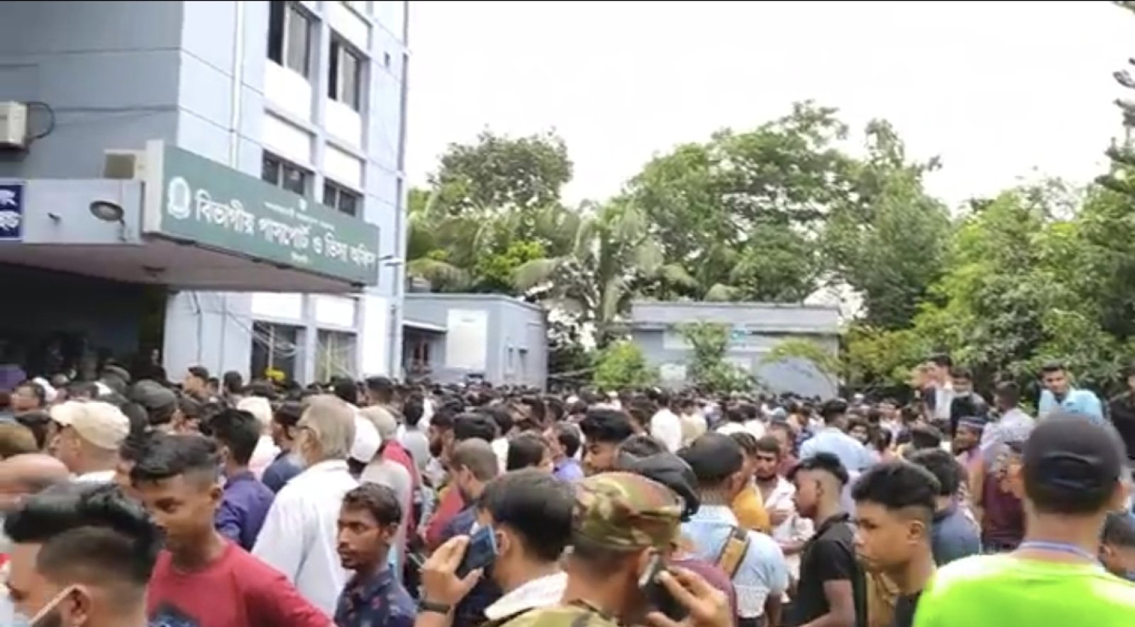 সিলেট পাসপোর্ট অফিস ঘিরে দালালের দৌরাত্ম্যের অভিযোগ, অতিরিক্ত টাকায় ‘সহজ’ সেবা!