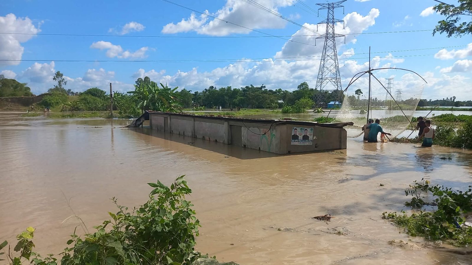 হবিগঞ্জে খোয়াই নদীর বাঁধে ফের ভাঙন, অর্ধশতাধিক গ্রাম তলিয়ে যাওয়ার আশঙ্কা