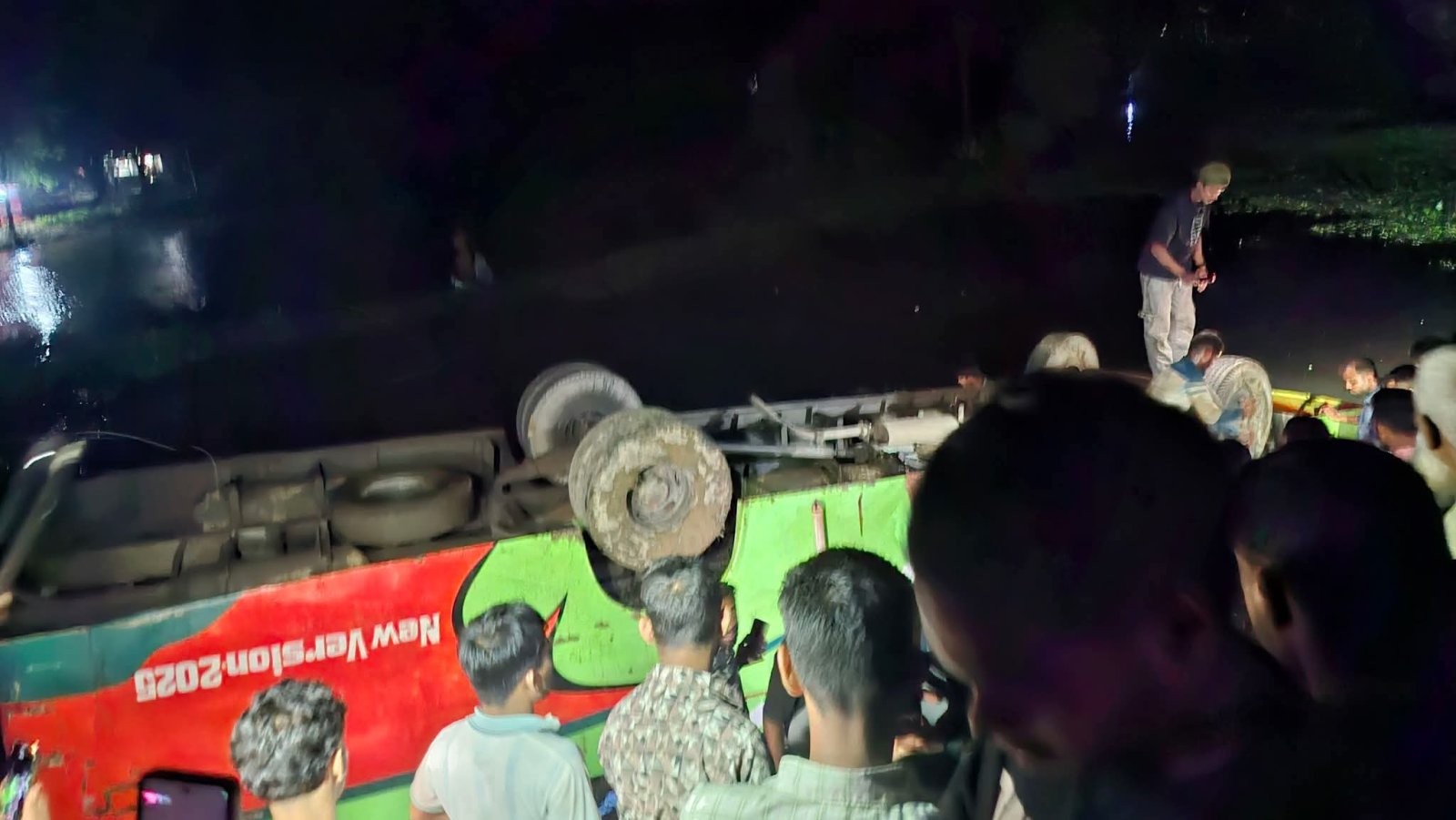 সুনামগঞ্জে বাস উল্টে খাদে, নারী নিহত; আহত ২০