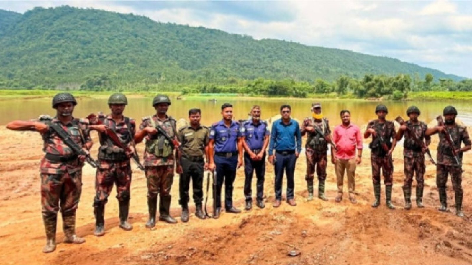 জৈন্তাপুরে রাংপানি নদীতে টাস্কফোর্সের অভিযান, ১০ বারকি নৌকা ধ্বংস