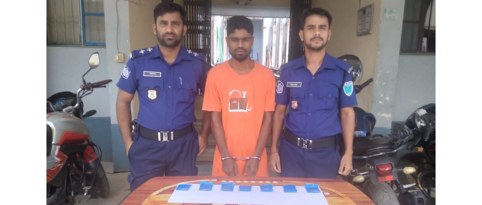 মাদকবিরোধী কমিটির অভিযানে ৭ লাখ টাকার ইয়াবাসহ আটক
