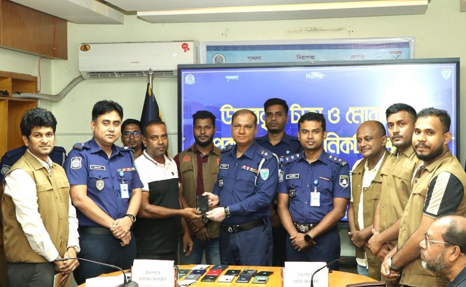 হবিগঞ্জে ৮ লাখ ৬১ হাজার টাকা ও ৩১ মোবাইল উদ্ধার