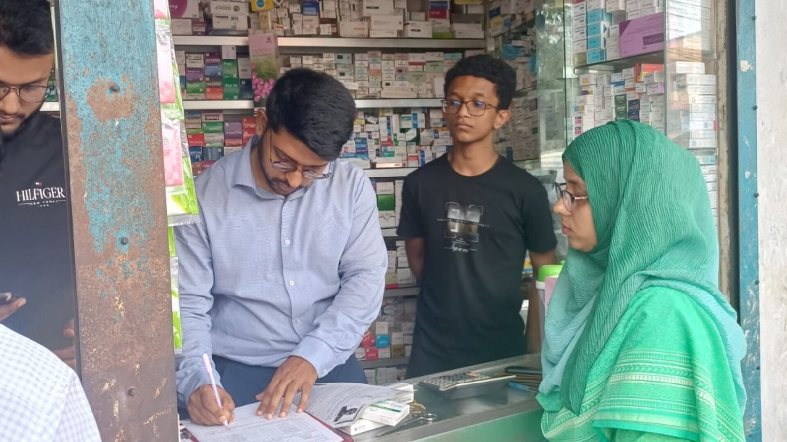 শাহপরান ও সুরমা গেইটে মোবাইল কোর্ট, দুই ফার্মেসিকে ২১ হাজার টাকা জরিমানা