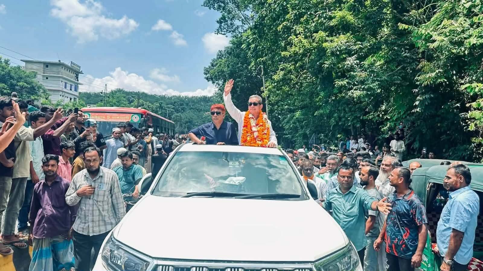 রাজকীয় সংবর্ধনায় রাঙামাটিতে দীপন তালুকদার দীপু
