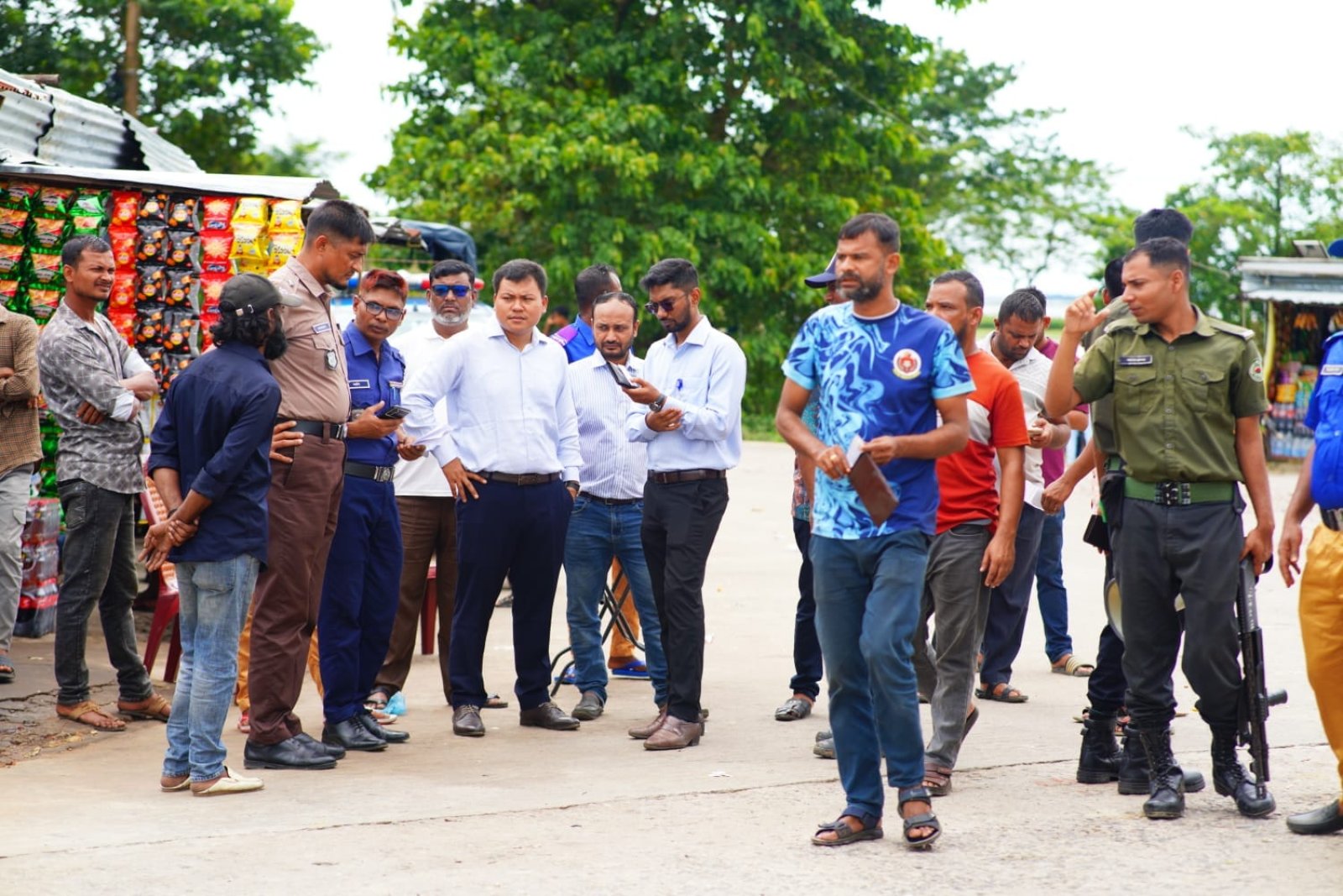 শান্তিগঞ্জে সড়ক নিরাপত্তায় টাস্কফোর্সের অভিযান, ১৭ বাসকে জরিমানা