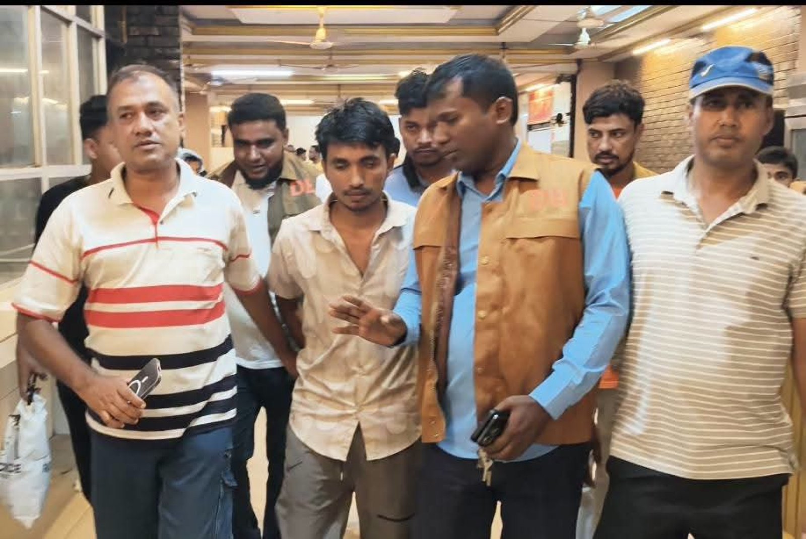 হ্যান্ডকাফ পরা অবস্থায় পুলিশের হেফাজত থেকে পালানো আসির গ্রেপ্তার