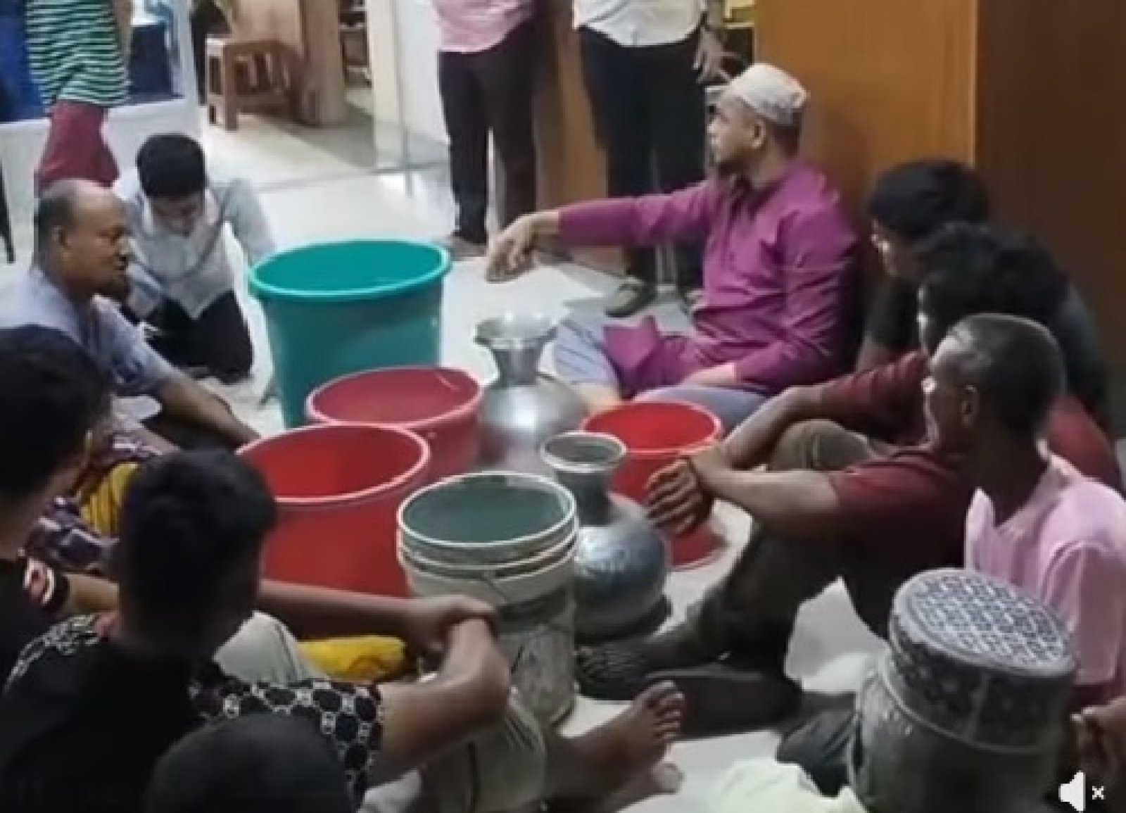 পানির সংকট নিরসনের দাবিতে সিসিক কার্যালয়ে বিক্ষোভ, আটক ৬