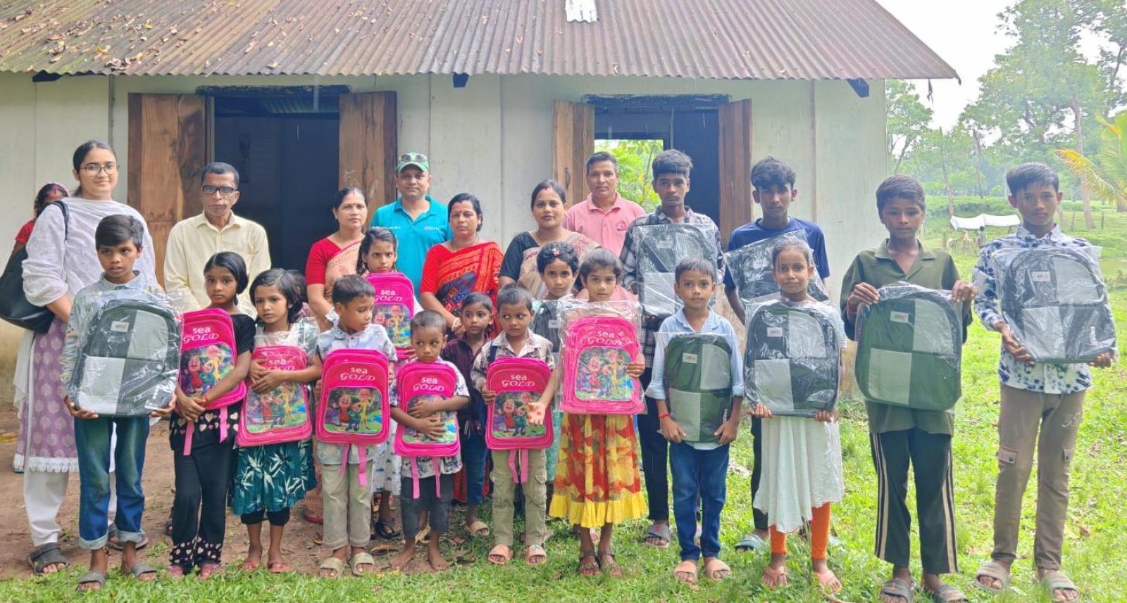 জন্মদিনের আনন্দ ভাগ করে নিল চা বাগানের খুদে শিক্ষার্থীরা, পেল উপহার