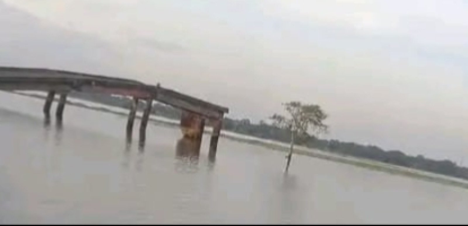 ধর্মপাশায় পরিত্যক্ত কালিজানা ব্রিজ: ঝুঁকি নিয়ে পারাপার, দুর্ভোগে হাজারো মানুষ