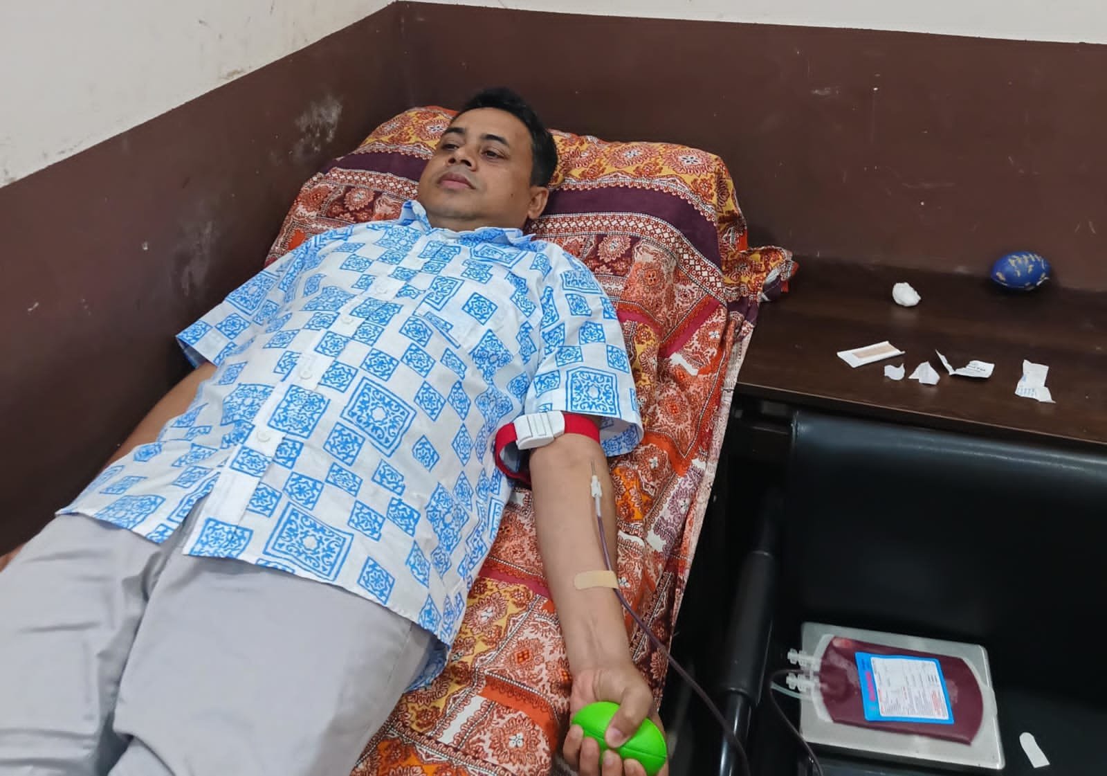 রক্তের সংকটে প্রসূতির পাশে ইউএনও, নিজেই দিলেন রক্ত