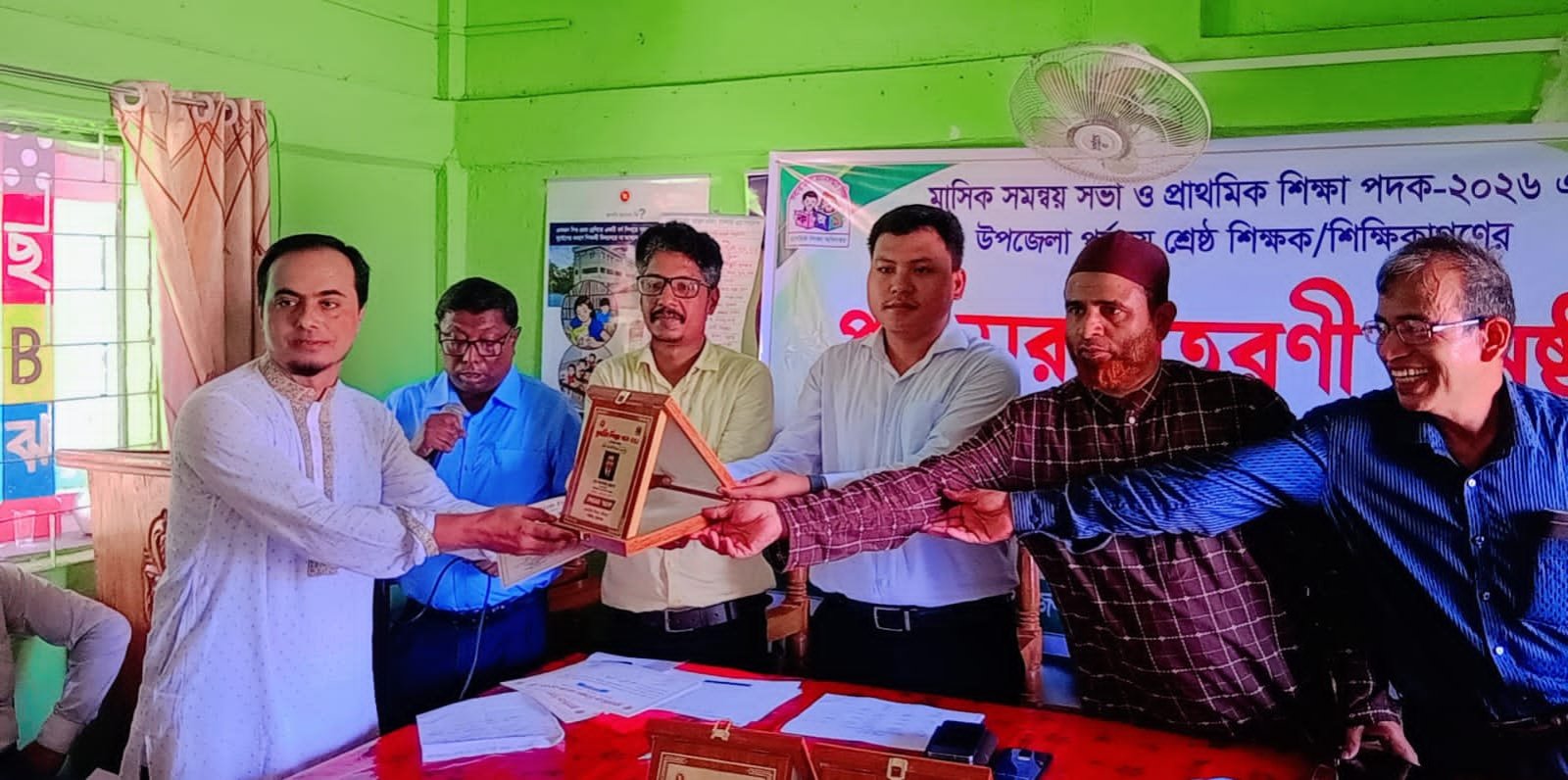 শান্তিগঞ্জে প্রাথমিক শিক্ষা পদক: শ্রেষ্ঠ শিক্ষক-শিক্ষিকাদের পুরস্কৃত