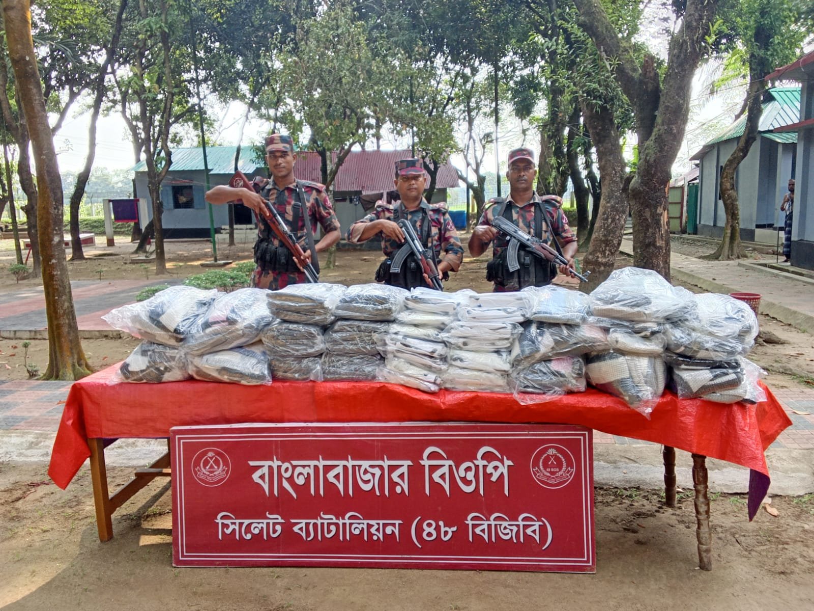 গরু-জিরা-কসমেটিকস থেকে রসুন-তৈরি পোশাক, সীমান্তে আটক ৩৫ লাখের পণ্য
