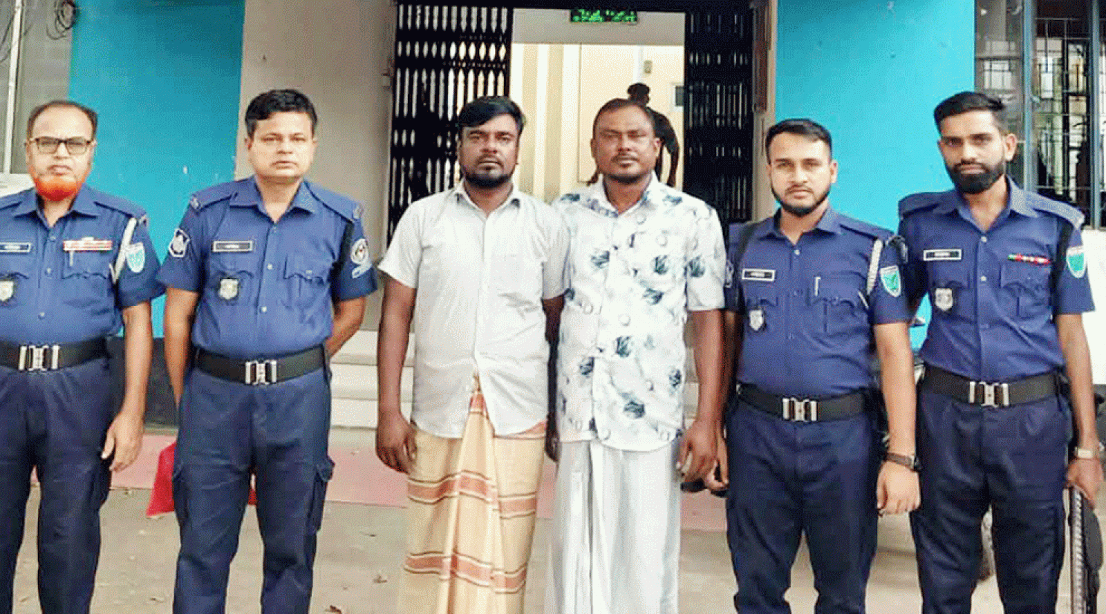 বিশ্বনাথে আ’লীগ নেতা দুদু-কাওছার পুলিশের খাঁচায় বন্দি