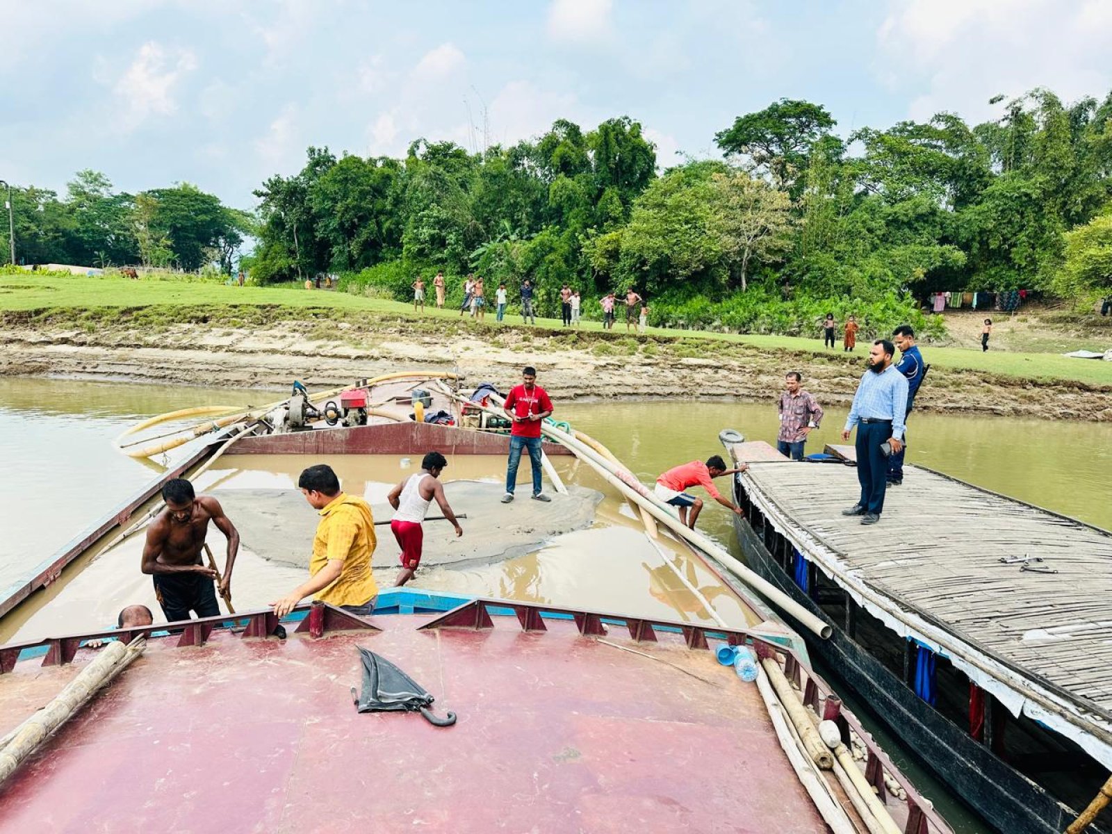 গোয়াইনঘাটে অবৈধ বালু উত্তোলন: ৮ বোমা ড্রেজার ধ্বংস, ডুবিয়ে দেওয়া হলো নৌকা