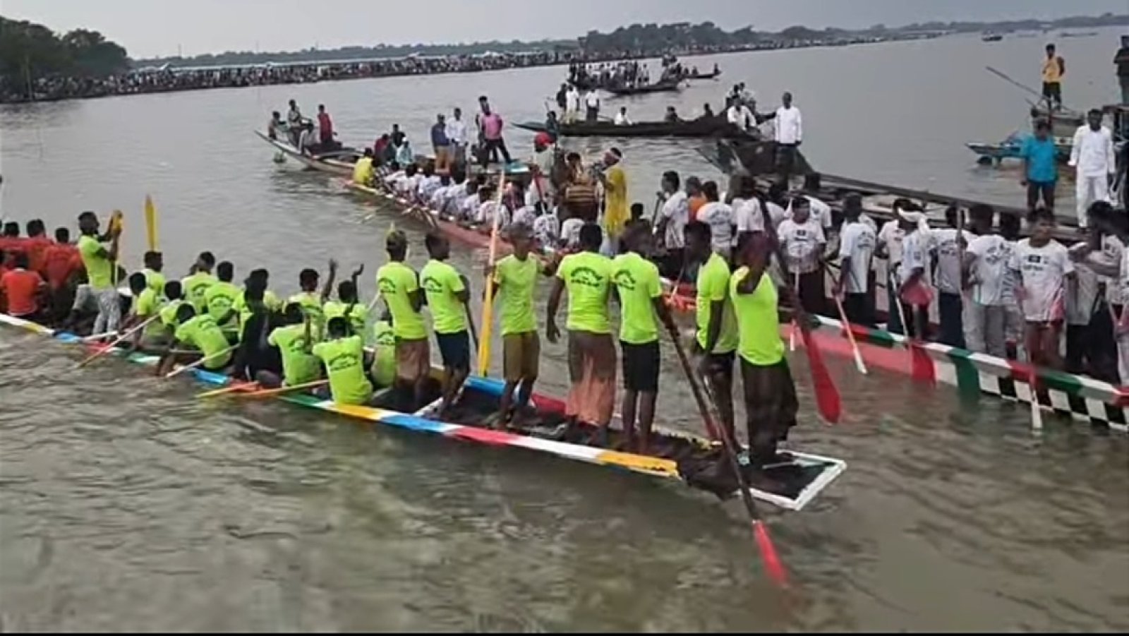 বৈঠার ছন্দে মুখর খাইহাওর, নৌকা বাইচ দেখতে জনস্রোতশা: ন্তিগঞ্জে ঐতিহাসিক নৌকাবাইচ অনুষ্ঠিত