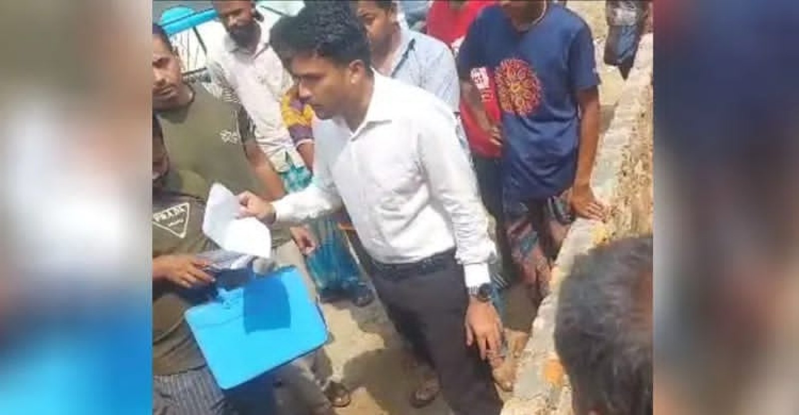 কুলাউড়ায় সরকারি রাস্তা দখল করে বাউন্ডারি নির্মাণ, ১০ হাজার টাকা জরিমানা