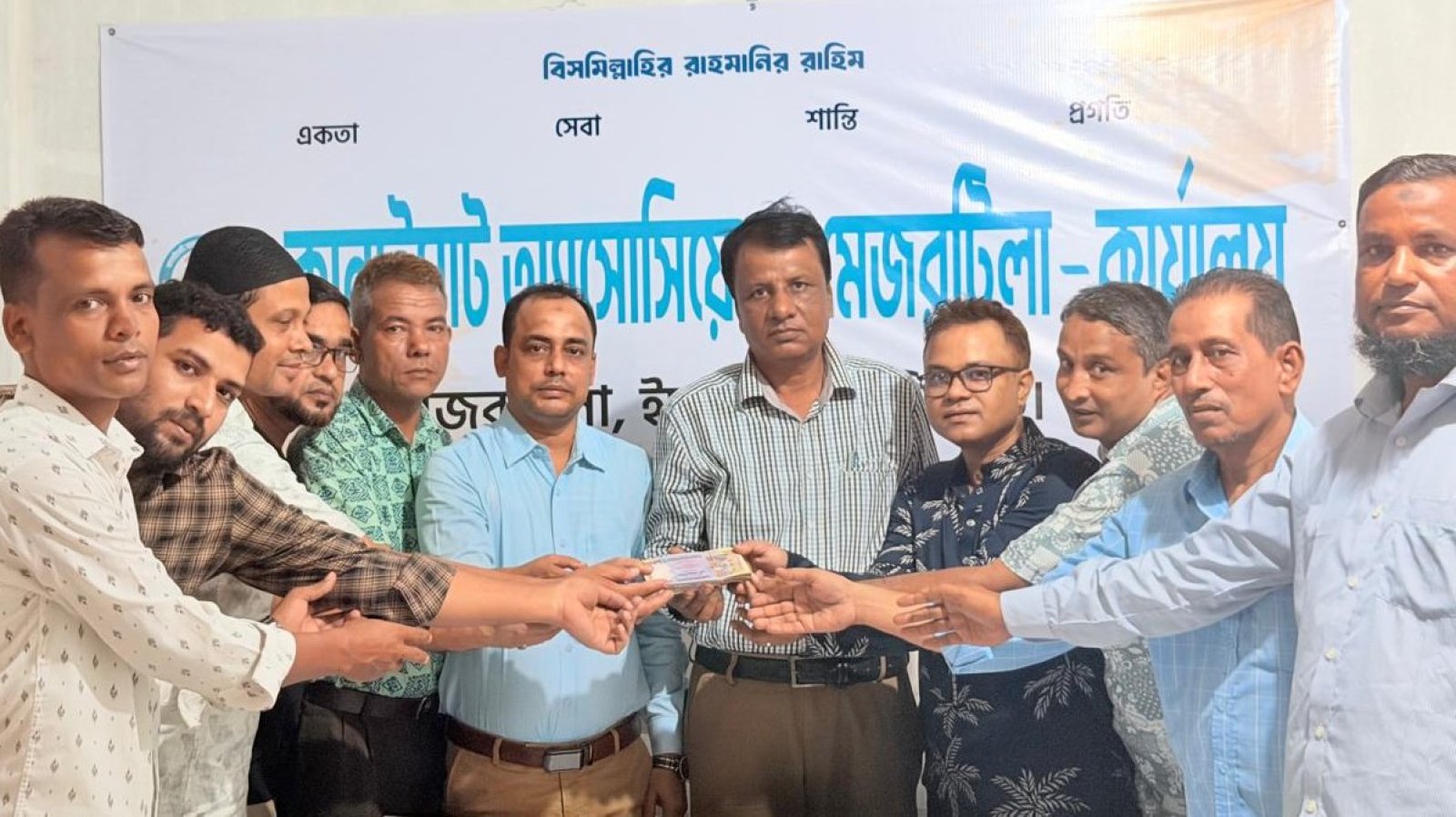 গাছবাড়ী-হরিপুর সড়ক সংস্কারে কানাইঘাট অ্যাসোসিয়েশন মেজরটিলার ১ লাখ টাকা সহায়তা