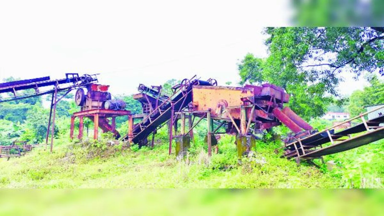 জাফলংয়ে খোলা আকাশের নিচে অকেজো ক্রাশার মেশিন