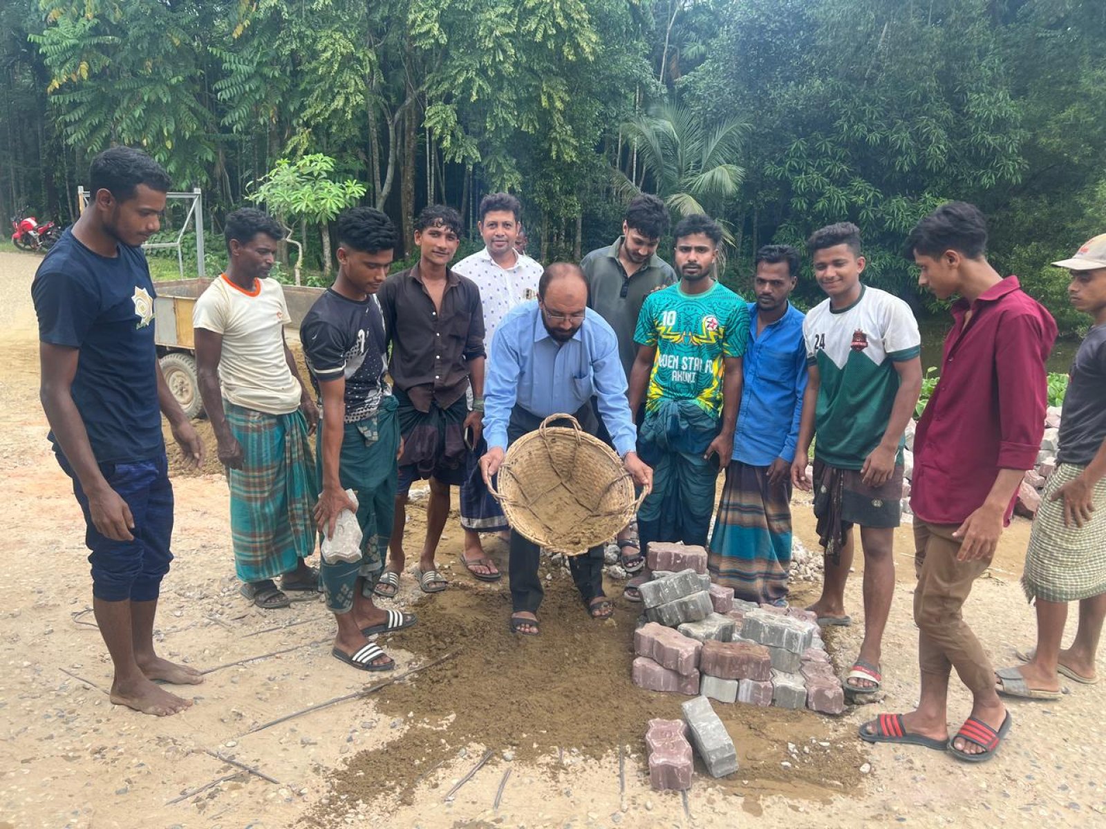 গাছবাড়ী-হরিপুর সড়কের সাময়িক সংস্কারে কানাইঘাট অ্যাসোসিয়েশন মেজরটিলার ১ লাখ টাকা