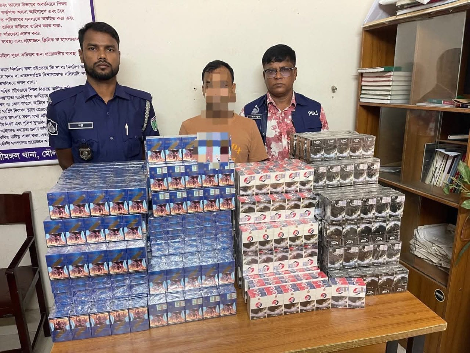 কুরিয়ারে পাঠানোর আগেই ধরা পড়ল ১ লাখ শলাকা অবৈধ সিগারেট