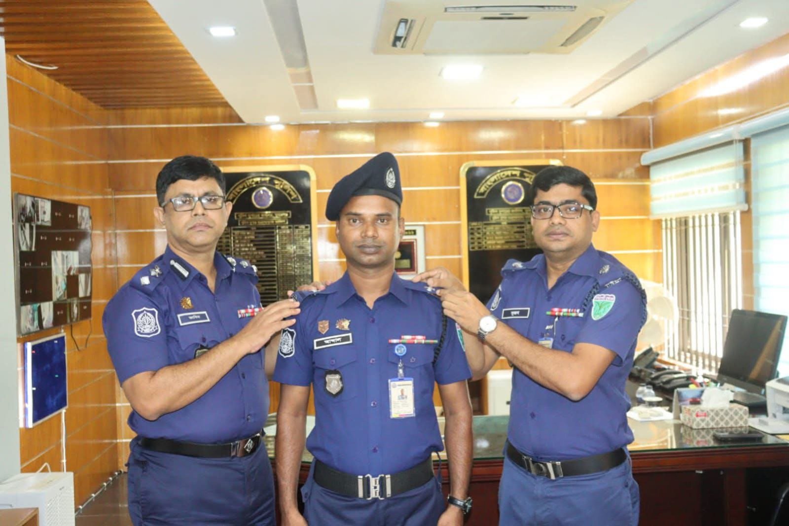 সুনামগঞ্জে কনস্টেবল আব্দাল হোসেনকে এএসআই পদে পদোন্নতির র‍্যাংক ব্যাজ পরালেন পুলিশ সুপার