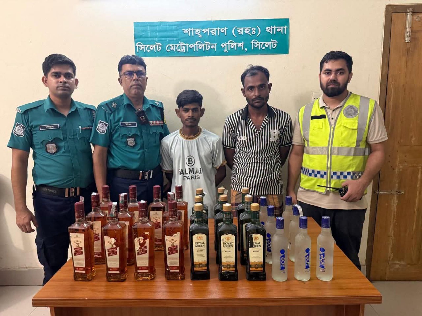 সিলেটে  বালুভর্তি কার্গো ট্রাক থেকে ২৭ বোতল ভারতীয় মদ জব্দ, চালক-হেলপার গ্রেফতার