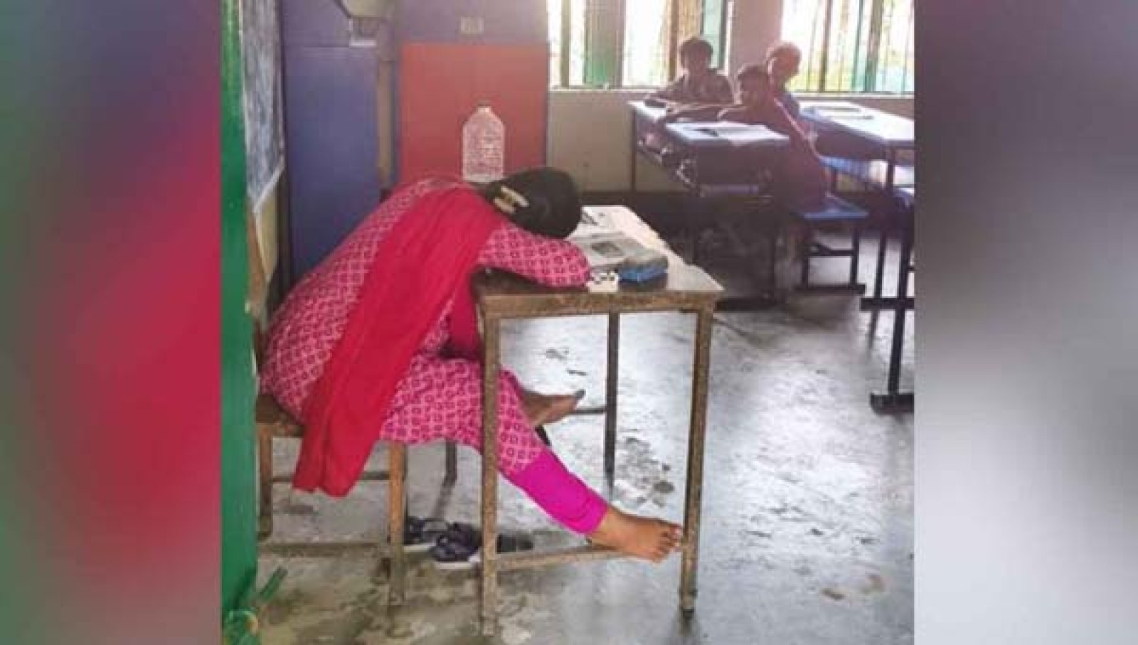 কমলগঞ্জে শ্রেণিকক্ষে শিক্ষিকার ছবি ভাইরাল, তদন্তের আশ্বাস