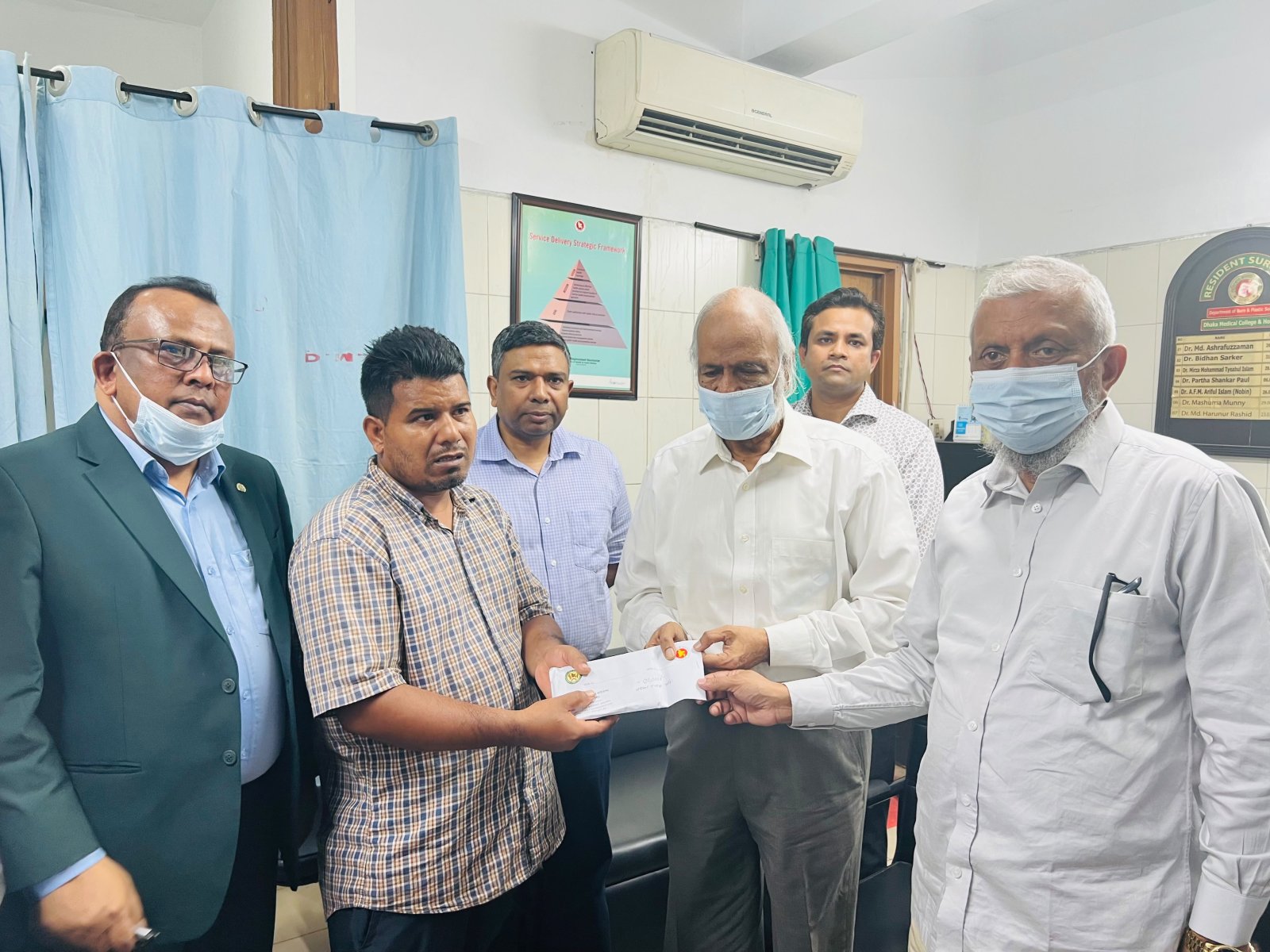 আশুলিয়া অগ্নিকাণ্ডে হতাহতদের পাশে সরকার, হাসপাতালে দুই মন্ত্রী