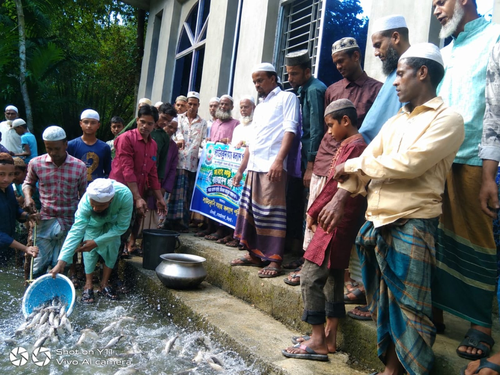 লাউরকুনি কেন্দ্রীয় জামে মসজিদে মাছের পোনা অবমুক্ত