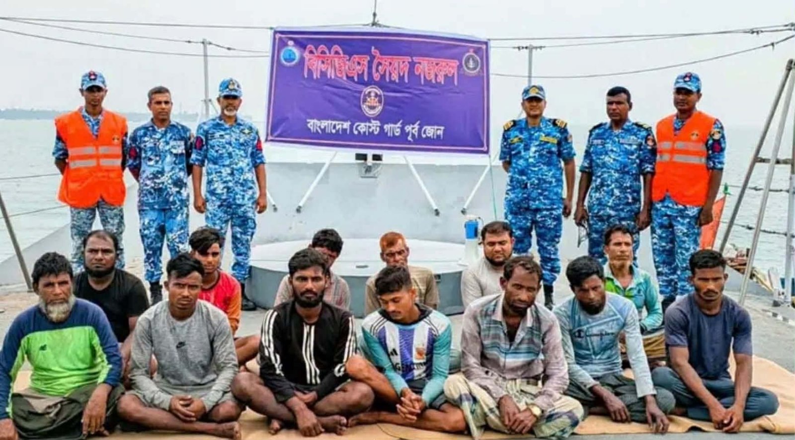 সেন্টমার্টিনের গভীর সমুদ্রে ইঞ্জিন বিকল, ১৩ জেলেকে জীবিত উদ্ধার
