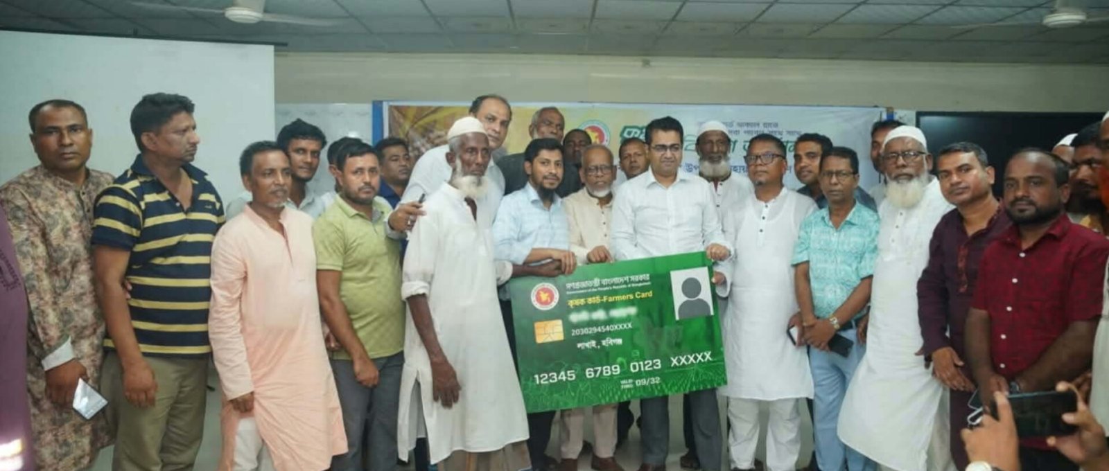 কৃষকের পাশে সরকার: লাখাইয়ে ৭৩৩ জন পেলেন ‘কৃষক কার্ড