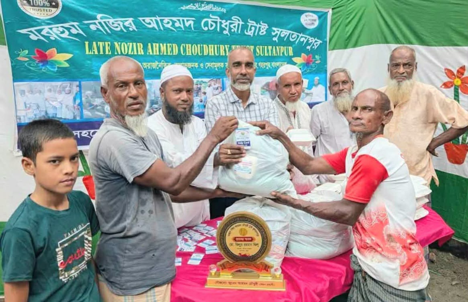 বালাগঞ্জে ৩০ দুস্থ পরিবার পেল হেল্প কার্ড ও খাদ্যসামগ্রী